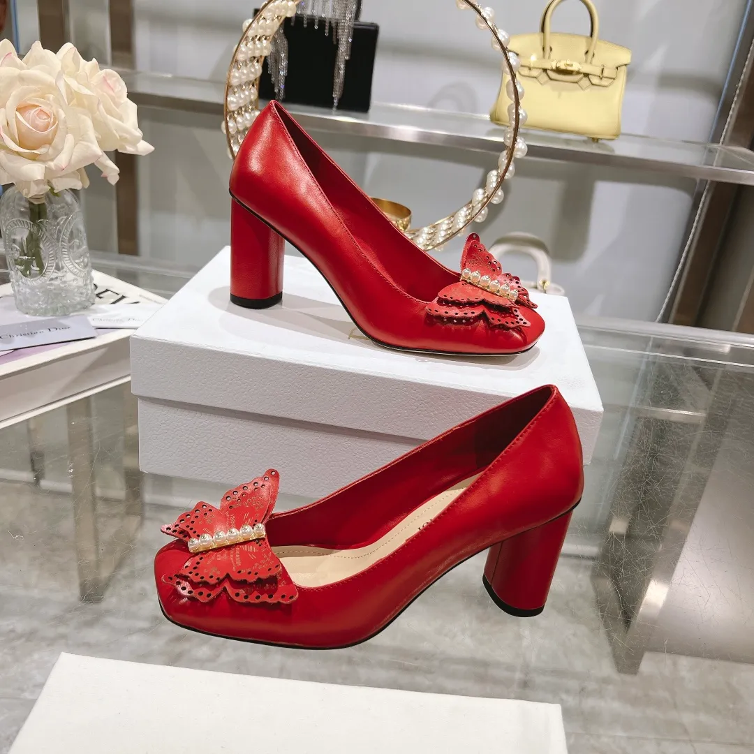 👟👟Ex-factory price 560👟👟 2024 early spring new style ◼️Dior ◼️Dior spring and summer latest fashion show haute couture series sandals Bow Mary Jane ——— Ldylle retro Roman style doll women's sandals CD pearl five metal buckle bow low-heeled women's single shoes Original development top high-end version Material: imported cow patent leather upper + water-dyed sheepskin lining + original molded pearl buckle + Italian genuine leather outsole Size: 34-40 (34.40. Customization is non-refundable and non-exchangeable) Heel height: 4.5cm 8.5cm
